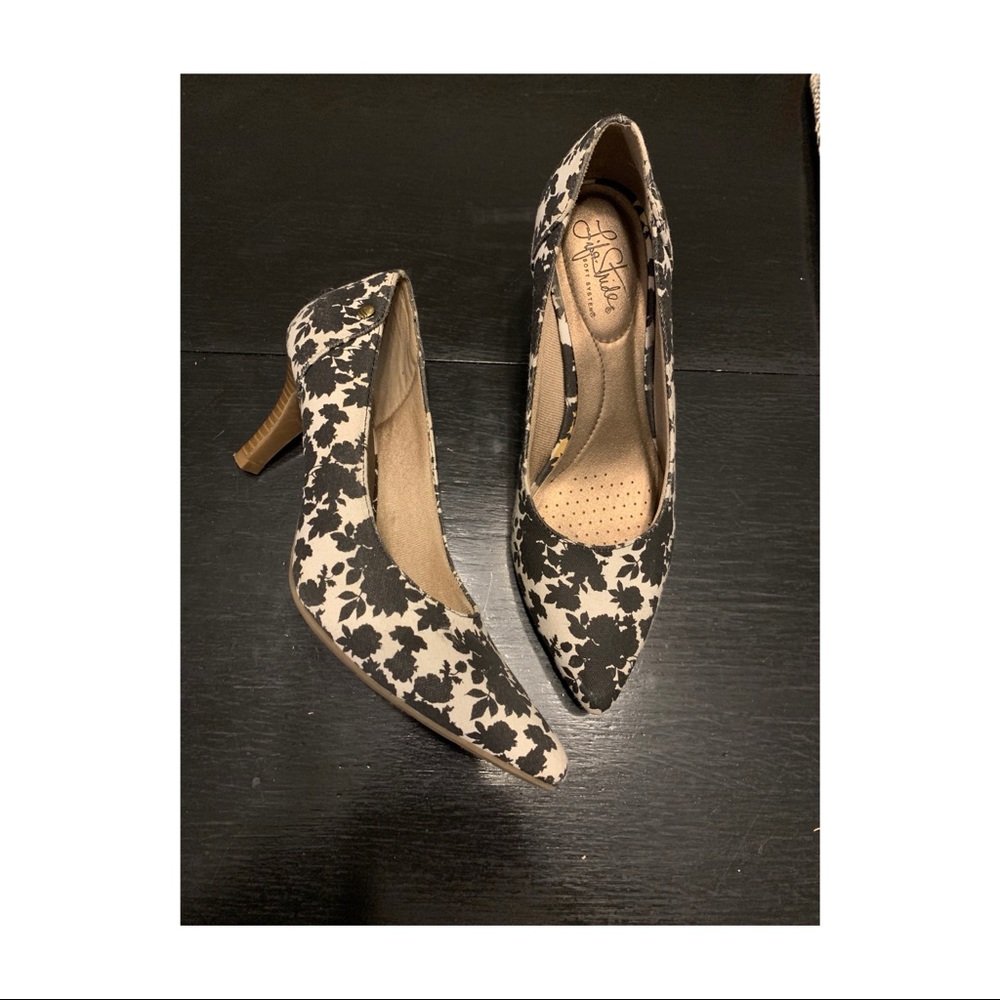 Black and white paisley heel